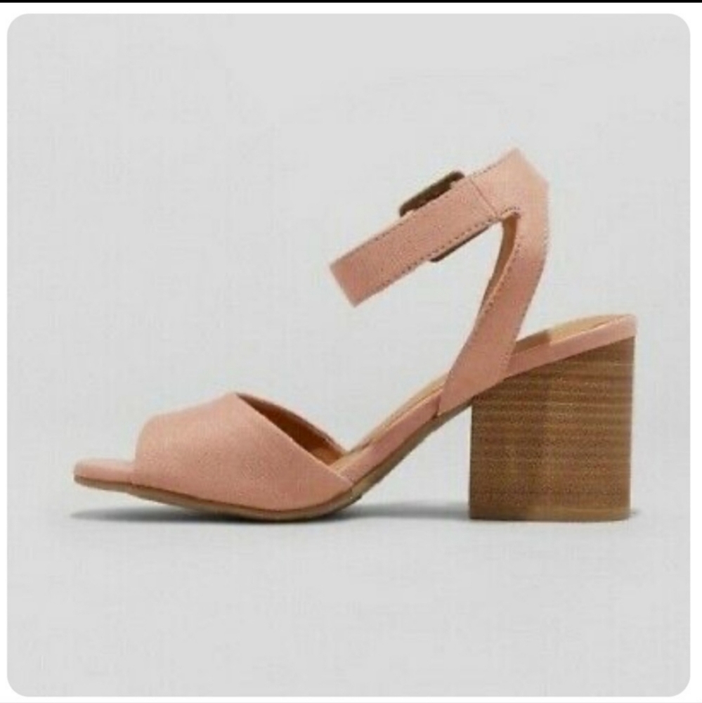 NWT-Womens Megan Wide Strap Heeled Pump Sandals-Universal Thread